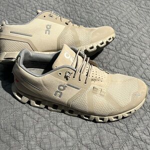 Women’s size 7 . Waterproof and gently used. Great condition. Neutral in color